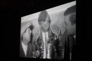 Fotografía histórica de la familia Beltrán proyectada en la gala del centenario