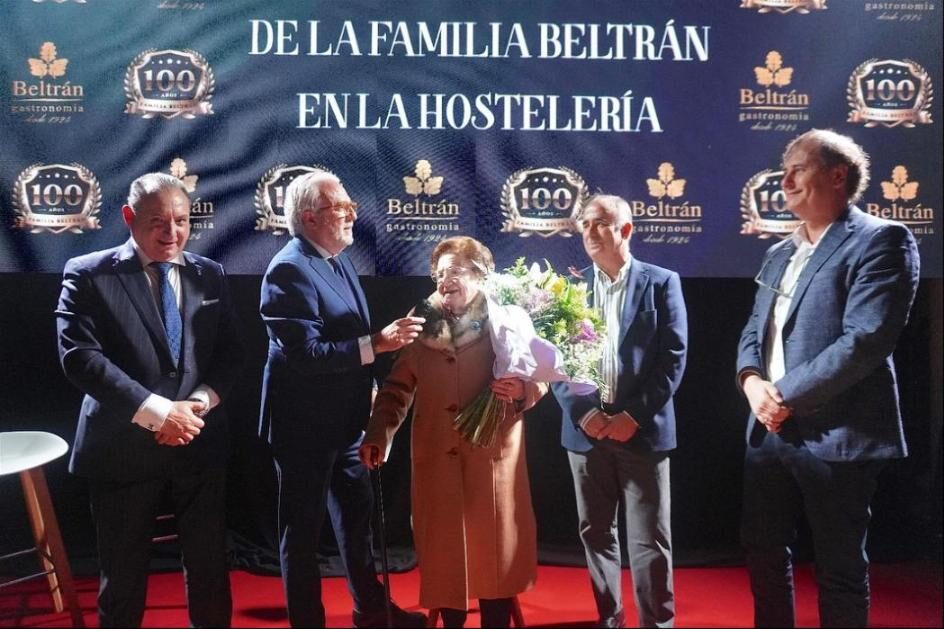 Homenaje a la familia Beltrán en la celebración de sus 100 años en la hostelería