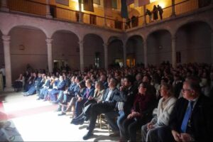 Invitados en el patio del Palacio de Pedro I de Torrijos en el centenario de Beltrán Catering
