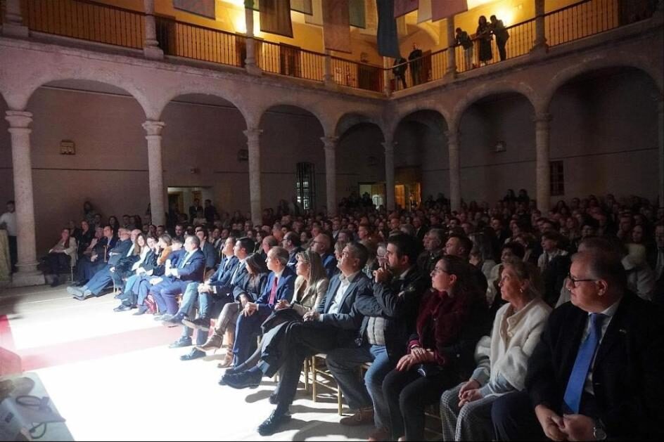 Invitados en el patio del Palacio de Pedro I de Torrijos en el centenario de Beltrán Catering