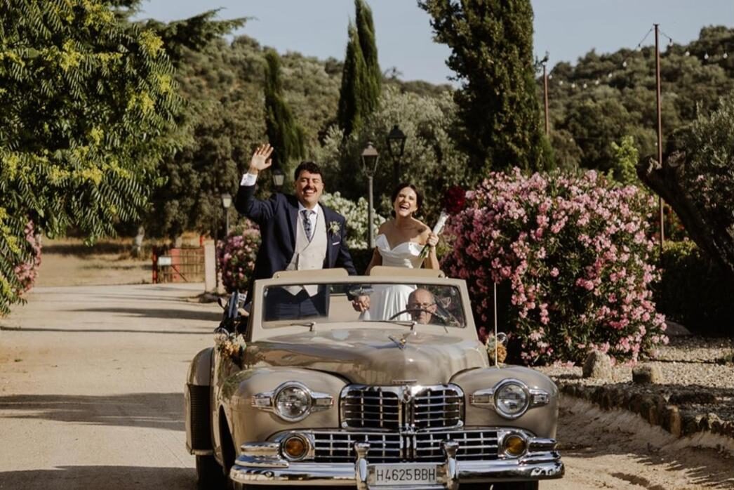 Llegada de los novios en coche clásico al Complejo Valdepusa