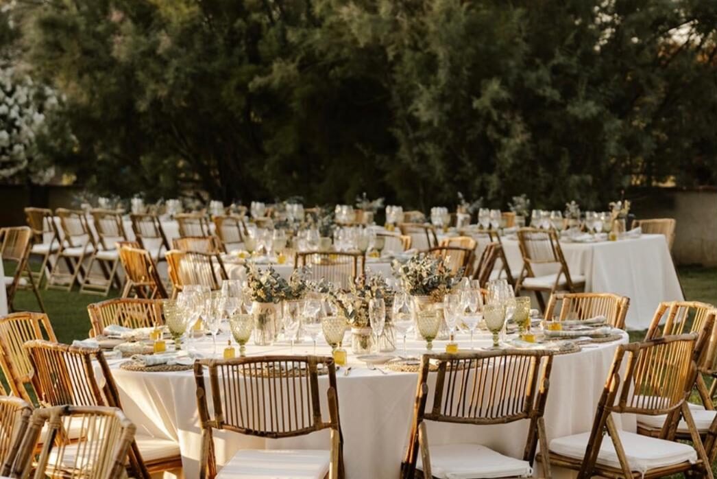 Mesas de boda al atardecer en el Complejo Valdepusa