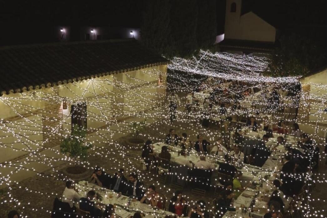 Patio con cielo de luces en el Complejo Valdepusa