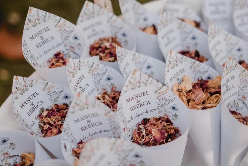 Conos de pétalos para una boda en La Malvasía de la Vega