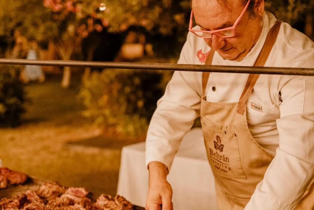 Carne a la brasa en directo por Beltrán Catering en Hacienda del Marqués