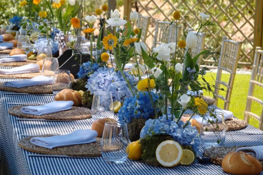 Mesa de comunión decorada con hortensias en Hacienda del Marqués