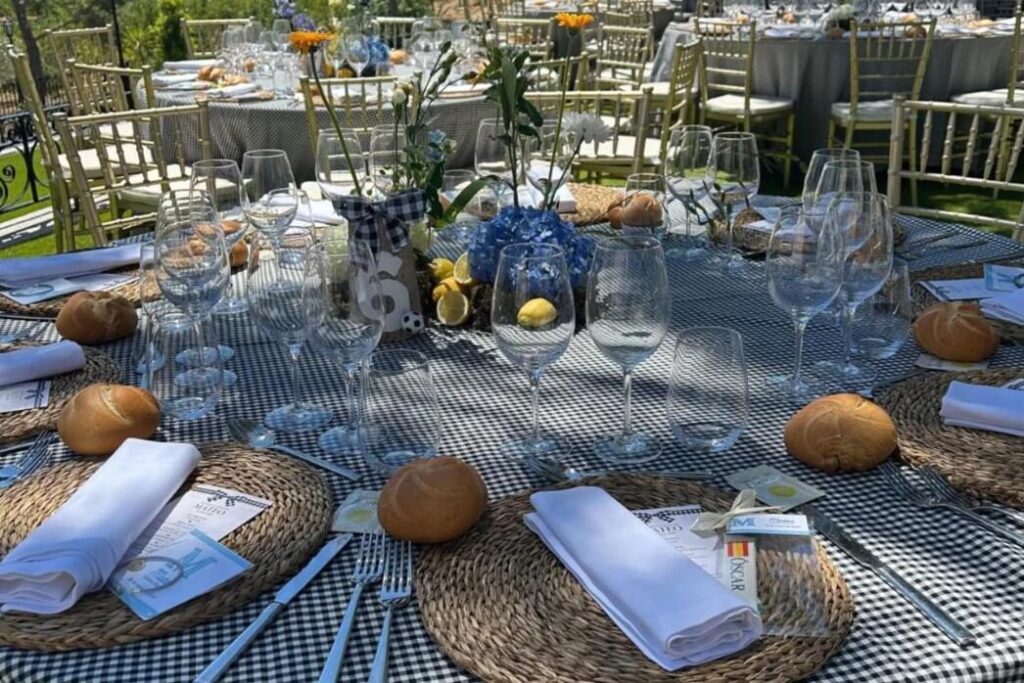 Mesas de banquete en el jardín de Hacienda del Marqués