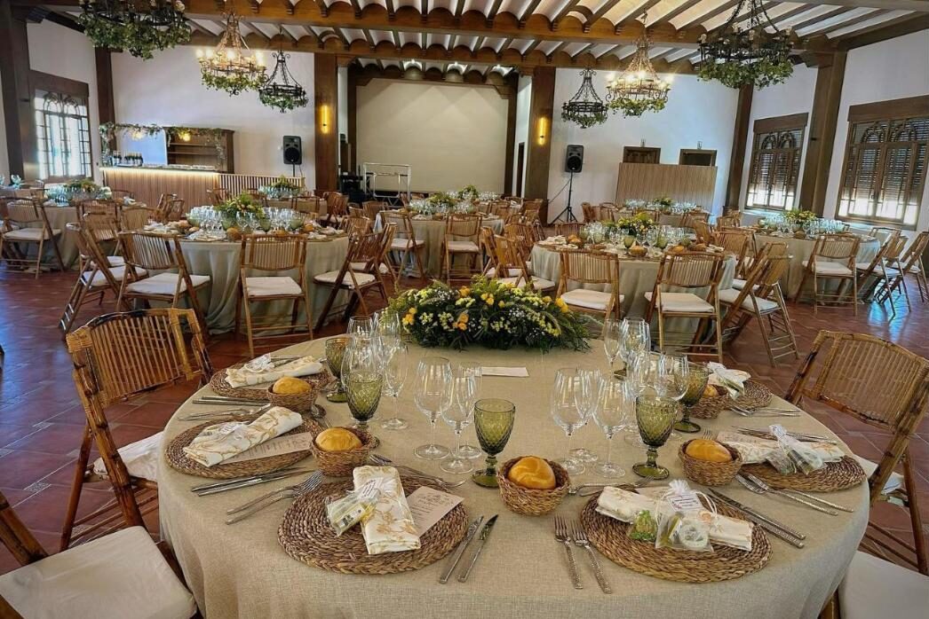 Montaje de mesa en el salón de Hacienda del Marqués